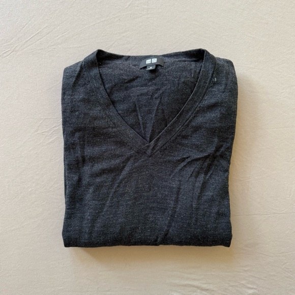 Uniqlo Wool V-Neck Sweater - Picture 1 of 9
